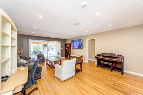 1740 Hickory Ave, Torrance CA 90503-7219 exterior