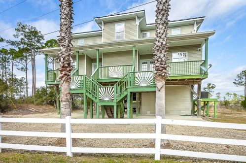 588 River Rd, Carrabelle, FL 32322-1502