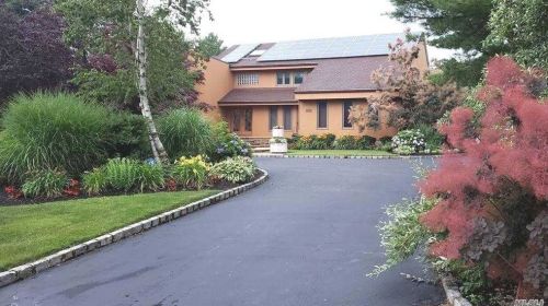 1 Rubins Ct, Huntington Station, NY 11746-4876