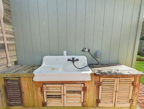 1509 Mechanic St, Galveston TX 77550-2531 exterior