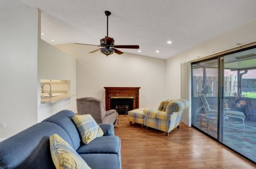 7 Farnworth Dr, Boynton Beach FL  33426-8121 exterior