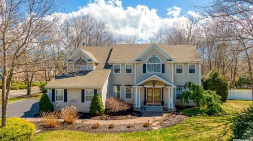 2 Pawtucket Ct, Shoreham, NY 11786-2041