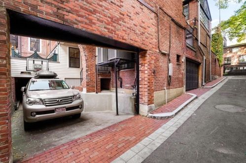 28 Chestnut St, Boston MA  exterior