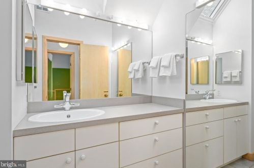 11103 Glade Dr, Herndon VA 20191-4707 exterior