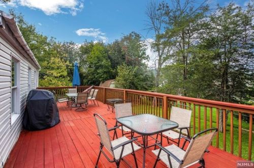 7 2nd Ave, West Milford NJ  07480-3317 exterior