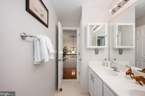 7226 Lyndam Hill Cir, Lorton VA  22079-4509 exterior