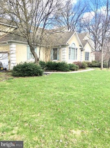 750 Hemingway Dr, Prospectville, PA 19002-1421