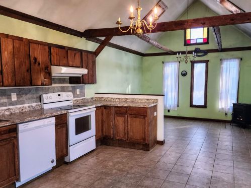 9 Hampstead Rd, Danville NH  03819-5100 exterior