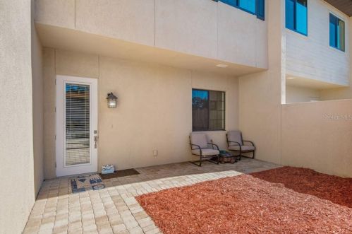 841 Highland St, Saint Petersburg, FL 33701-2104
