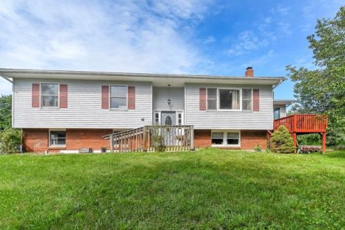 132 Mount Zion Rd, Marlborough, NY 12542-5003