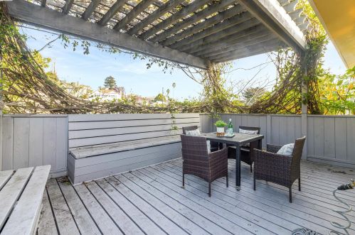 2800 Kingsland Ave, Oakland CA  94619-3325 exterior