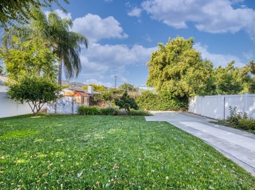25133 De Wolfe Rd, Santa Clarita, CA 91321-2405