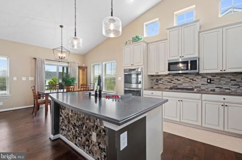 32 Black Forest Ln, Lovettsville VA  20180-8506 exterior