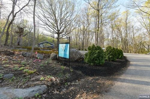 6 Stag Hill Rd, Mahwah NJ  07430-1034 exterior