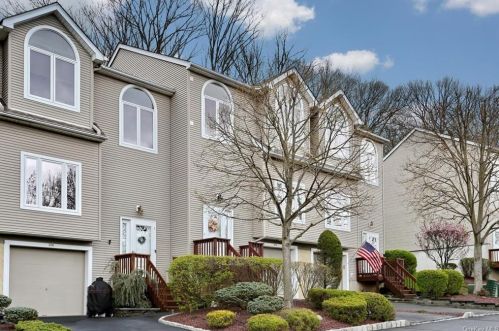 204 Foltim Way, Congers, NY 10920-1432