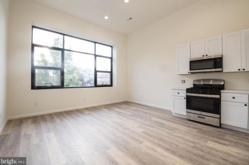 687 Broad St, Philadelphia, PA 19123-2418
