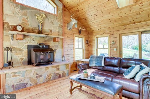 3714 Mountain Rd, Haymarket VA  20169-1739 exterior