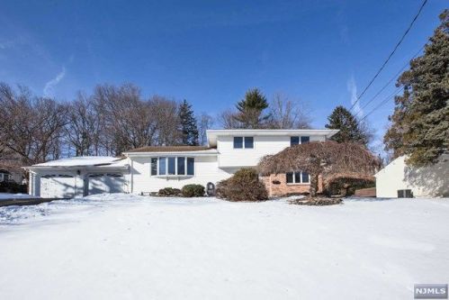 422 Briarwood Ln, Rockleigh, NJ 07647-1313