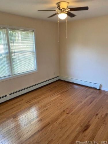 11 Oakleaf St, Bridgeport, CT 06606-1521