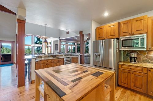 11298 Ski Slope Way, Truckee CA  96161-6603 exterior