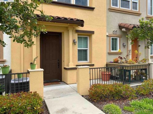 1056 Martin Luther King Dr, Hayward, CA 94541-4307