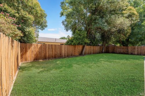 525 Oak Manor Dr, Ukiah CA  95482-5121 exterior
