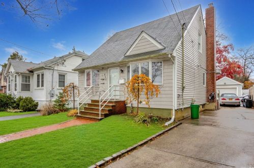 656 12th St, New Hyde Park NY  11040-5569 exterior
