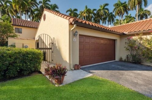 9 Via Lago, Boynton Beach, FL 33435-2818