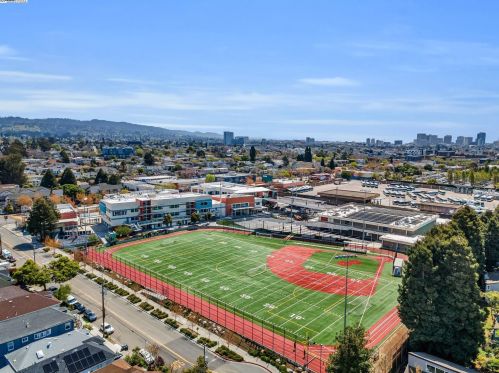 5531 Fremont St, Oakland CA 94608-2216 exterior