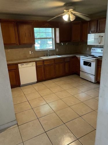 407 7th St, Dundee, FL 33838-4331