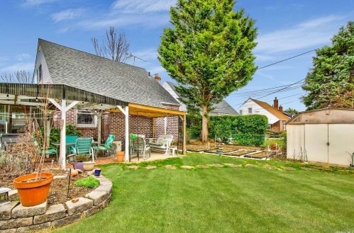 18 Surrey Rd, New Hyde Park NY  11040-2036 exterior