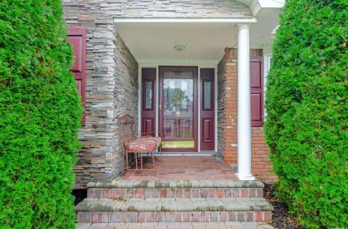 254 Perimeter St, Holbrook, NY 11741-3822