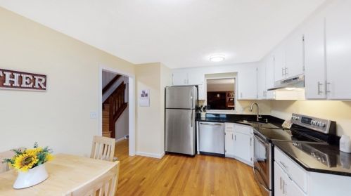 4 Hartshorn Pl, Walpole, MA 02081-3537