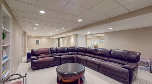 6 Townsend Rd, Farmington CT  06032-1569 exterior