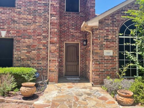 909 Chestnut Ct, Plano TX  75094-4380 exterior