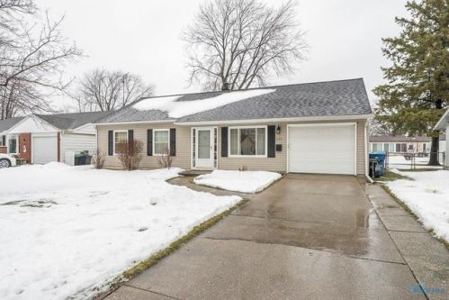 121 Harlan Dr, Walbridge, OH 43465-1436