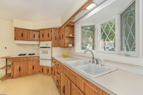 100 Cedarhurst Ave, West Paterson NJ  07424-3005 exterior