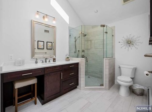 30 Oak Dr, Upper Saddle River NJ  07458-2132 exterior