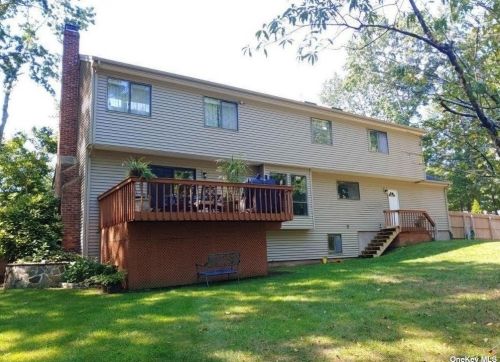 15 Ramblewood Rd, Shoreham NY  11786-2301 exterior