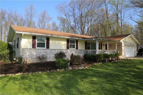 451 Cresthill Dr, Mogadore, OH 44260-9559