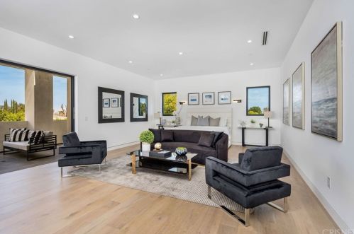 18067 Calvert St, Van Nuys CA 91316-1216 exterior