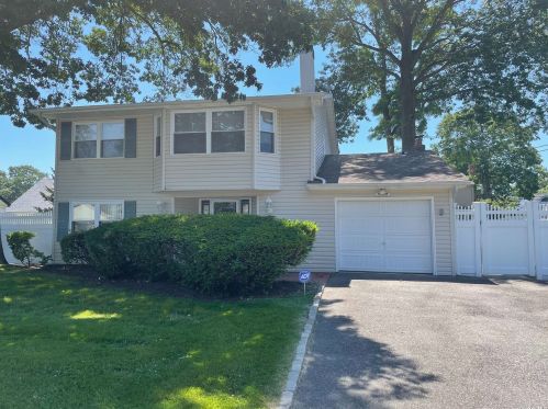 32 Bening Ln, Holbrook, NY 11741-2904