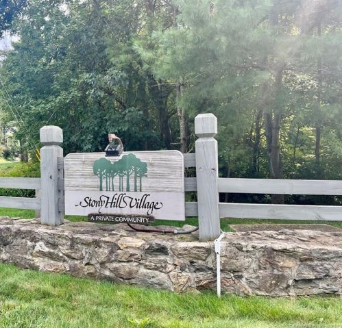 92 Heatherwood Dr, Brookfield Center, CT 06804-3957