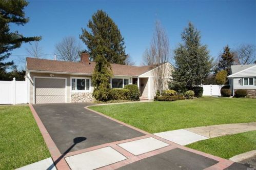 1961 Lincoln Ct, Westbury, NY 11590-5924