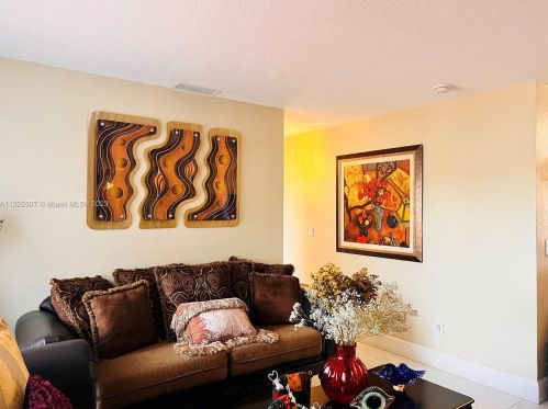 2637 9th Ct, Hialeah FL  33010-1223 exterior