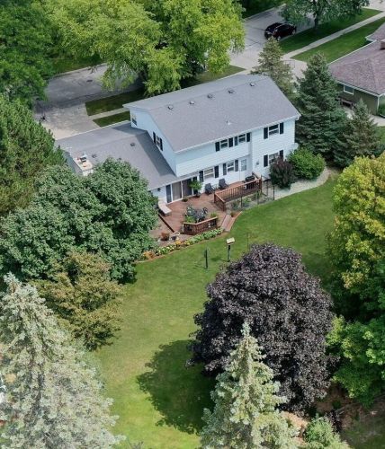 8873 Greenview Ln, Greendale, WI 53129-1552