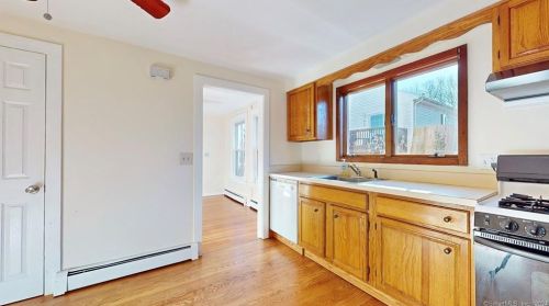 8 York St, Milford CT  06460-5651 exterior