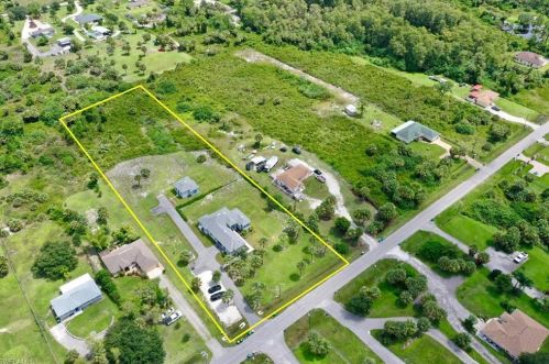 3289 22nd Ave, Naples, FL 34120-5569