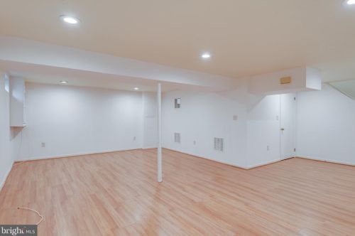 2308 Whitetail Ct, Herndon VA  20191-3018 exterior