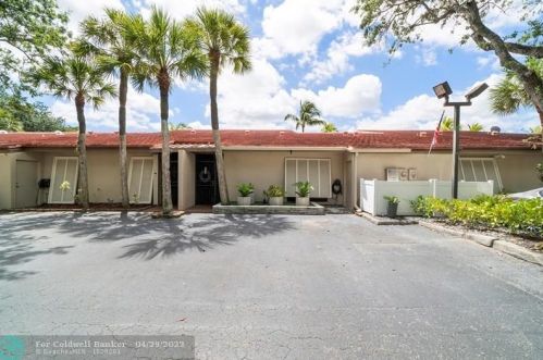 8288 Dundee Ter, Hialeah FL  33016-1405 exterior